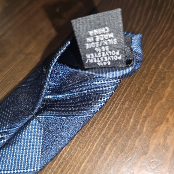 3/20.00. Nwt calvin klein tie. - Picture 4 of 4